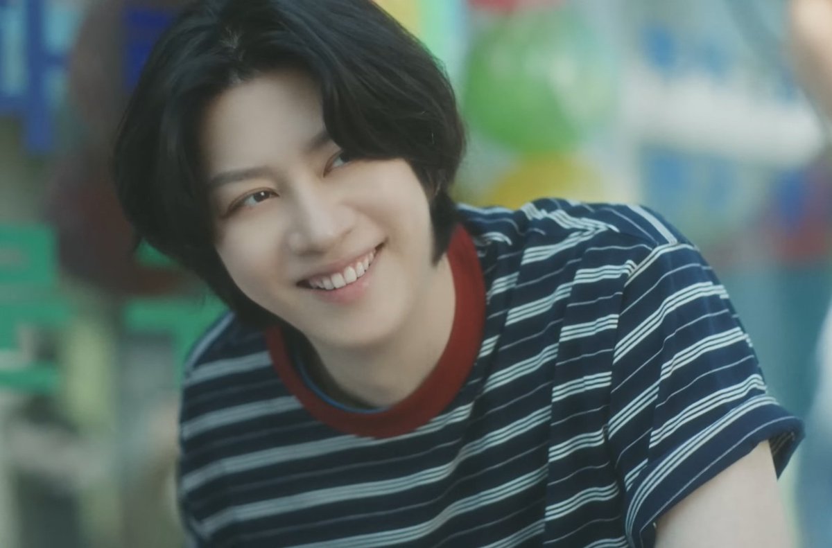 yechulholic's tweet photo. Chullie's smile in the MV is the sweetest thing ive seen today :( https://t.co/hw14QticCo