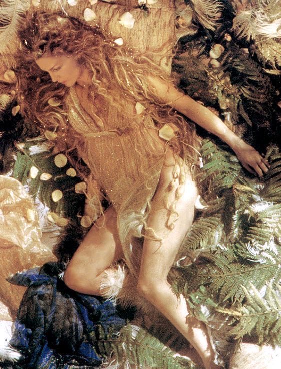 ReverendRunt's tweet photo. Michelle Pfeiffer as Titania in A Midsummer Night’s Dream (1999) https://t.co/AKr3e75Dzc
