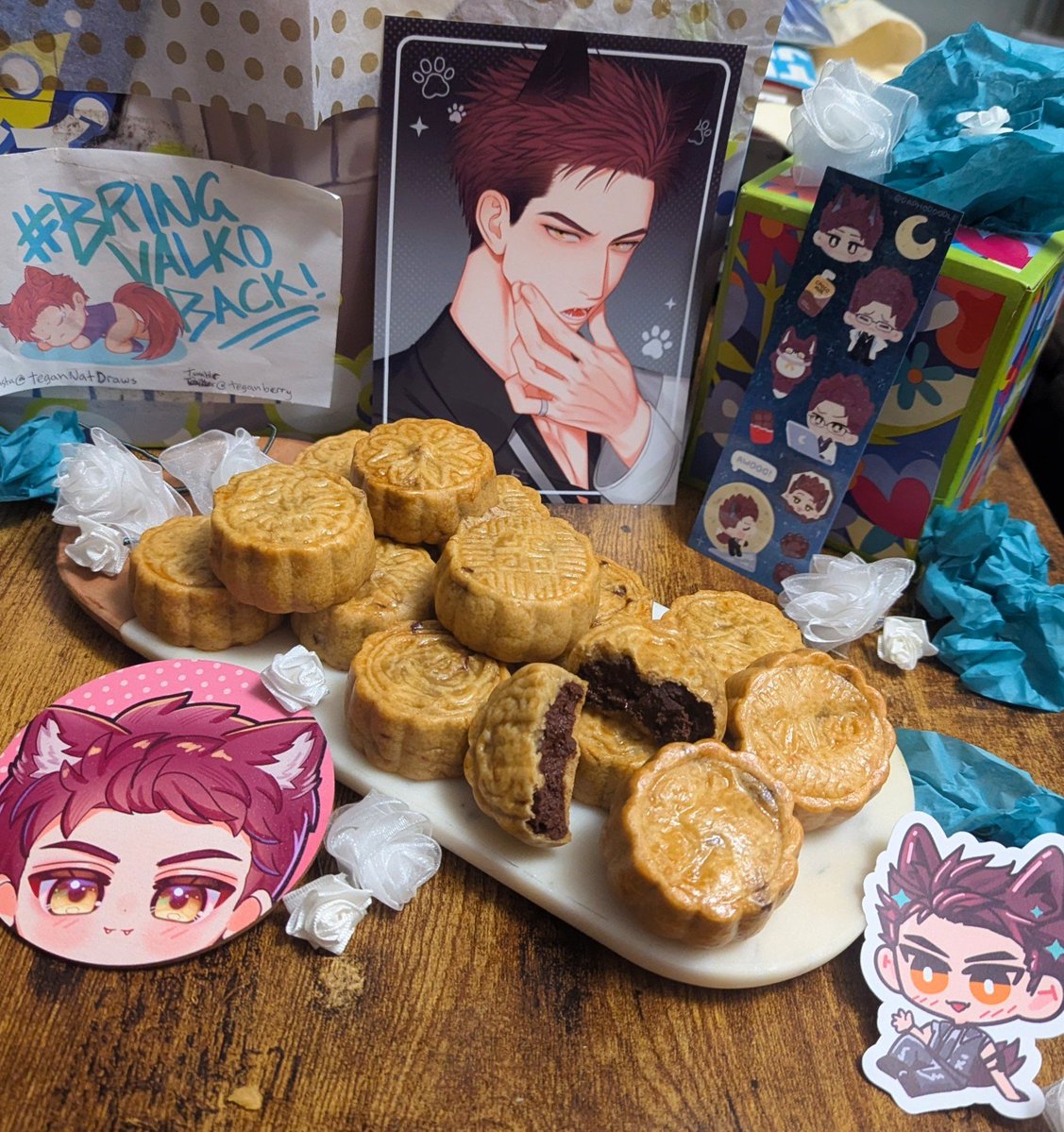 liesles_loop's tweet photo. I made mooncakes because I've loved learning about Chinese culture through Love and Deepspace! I was especially inspired by #Valko. 🐺 He loves chocolate and so do I, so these mooncakes are filled with chocolate fudge, because #ValkoIsLoved! 💗 #BringValkoBack https://t.co/l48kfIk0ky