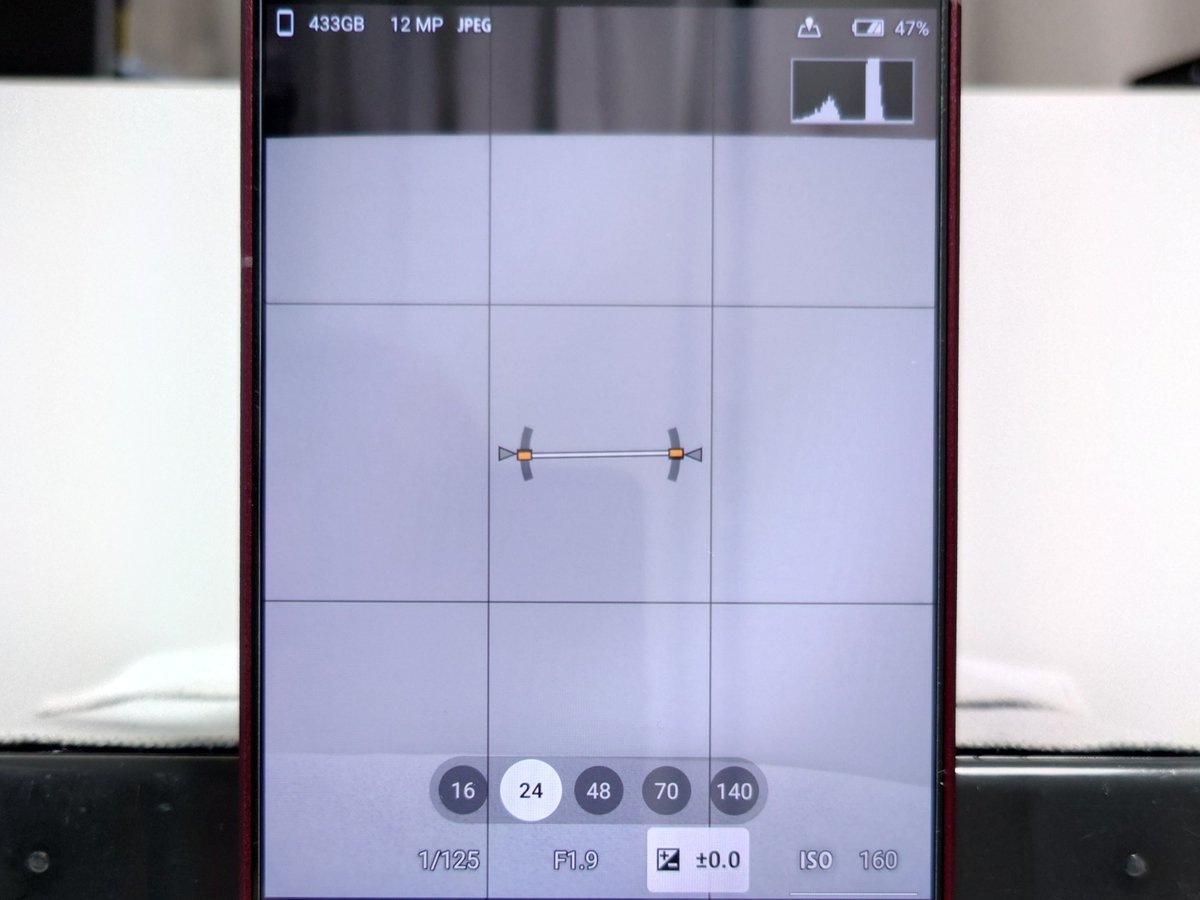 KomaTAS's tweet photo. Xperia 1 VIII
誤差では片付けられないくらい傾きが狂ってるんだけど、これは仕様……なわけないよなあ。

おおむね水平なところに置いて、カメラの水準器で水平が出てないのはダメでしょ。
ちなみにカメラの水準器の補正は縦向きには対応していない件。

そういうとこやぞSONY…… https://t.co/pw1rs0VMAd