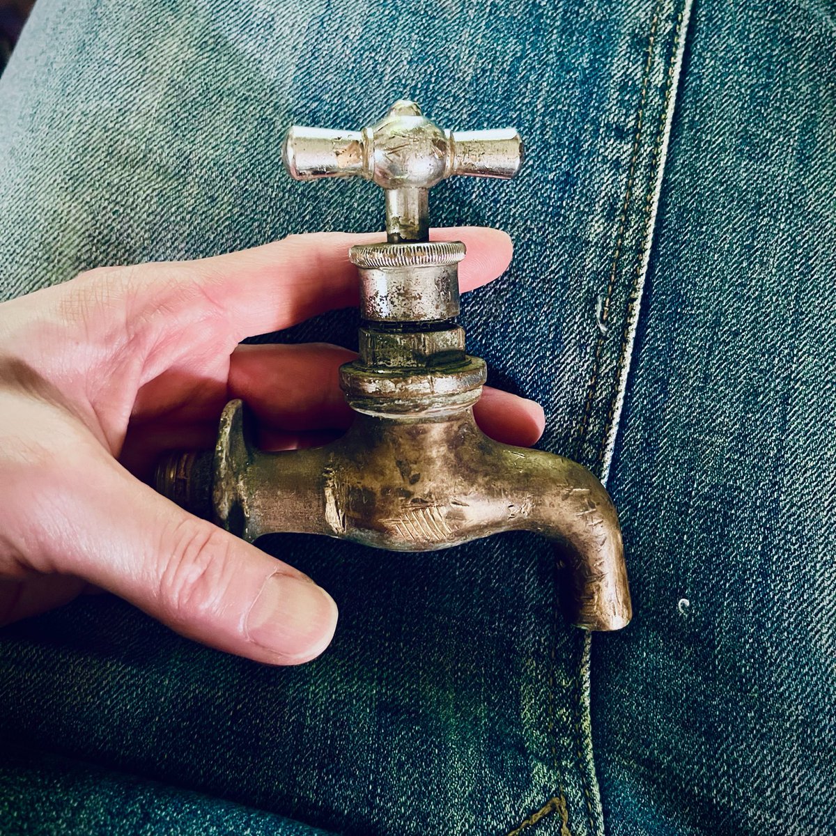 sono_inst's tweet photo. ゆにおんの昔の外の手洗いで
つこてた歴史感しかない蛇口🚰
直すときに爺ちゃんにもろてた
いつかふつうに使いたい https://t.co/IuEiB2XDao