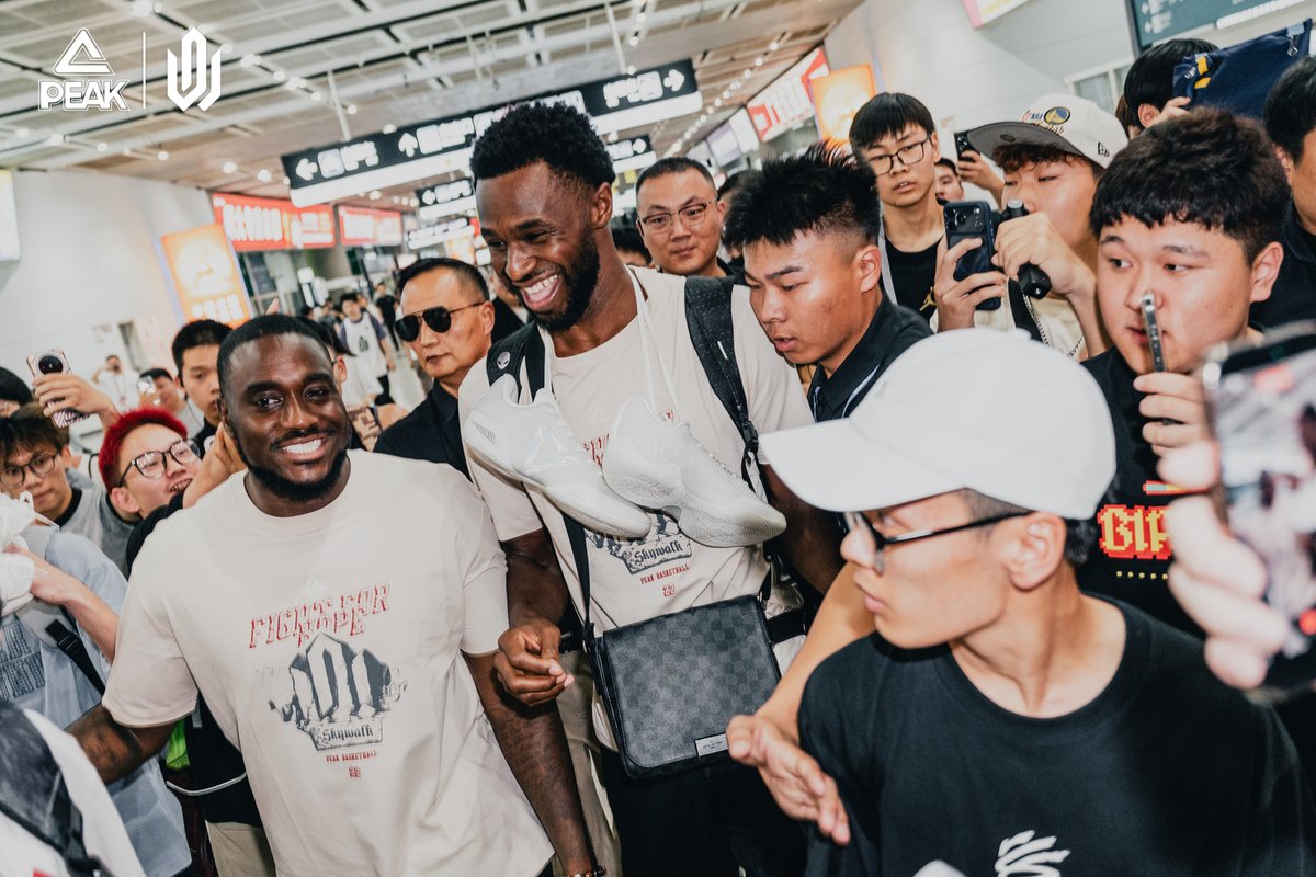 PEAKSPORTINTL's tweet photo. All-Star Andrew Wiggins touched down to love in Jinan. 🇨🇳🏀

The PEAK Star China Tour starts with a warm welcome. 🔥

#PEAKSPORT #AndrewWiggins #WigginsChinaTour #PEAKBasketball #PEAKtaichi #PEAKSPORThq https://t.co/j6dRFY7TOc