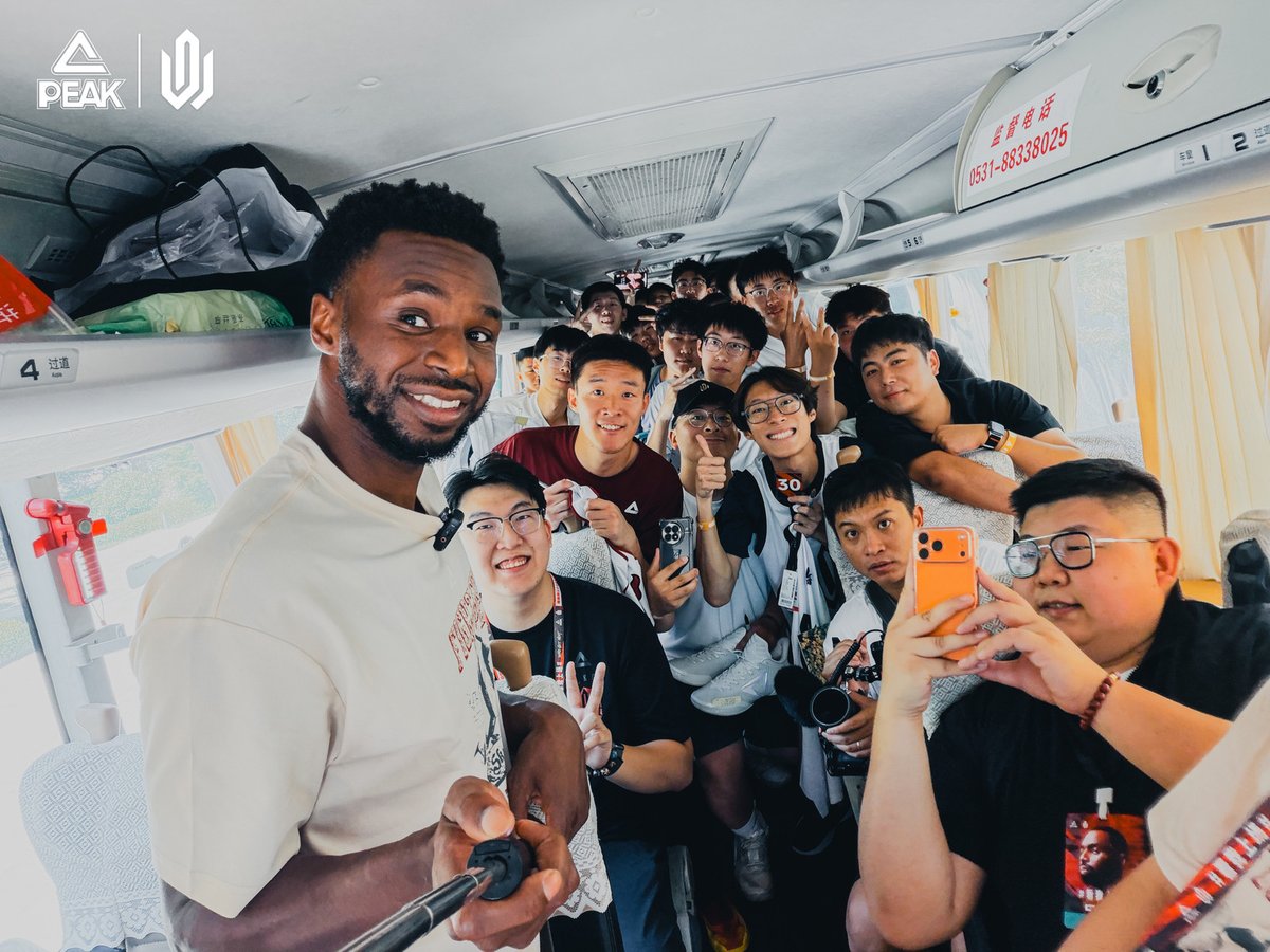 PEAKSPORTINTL's tweet photo. All-Star Andrew Wiggins touched down to love in Jinan. 🇨🇳🏀

The PEAK Star China Tour starts with a warm welcome. 🔥

#PEAKSPORT #AndrewWiggins #WigginsChinaTour #PEAKBasketball #PEAKtaichi #PEAKSPORThq https://t.co/j6dRFY7TOc