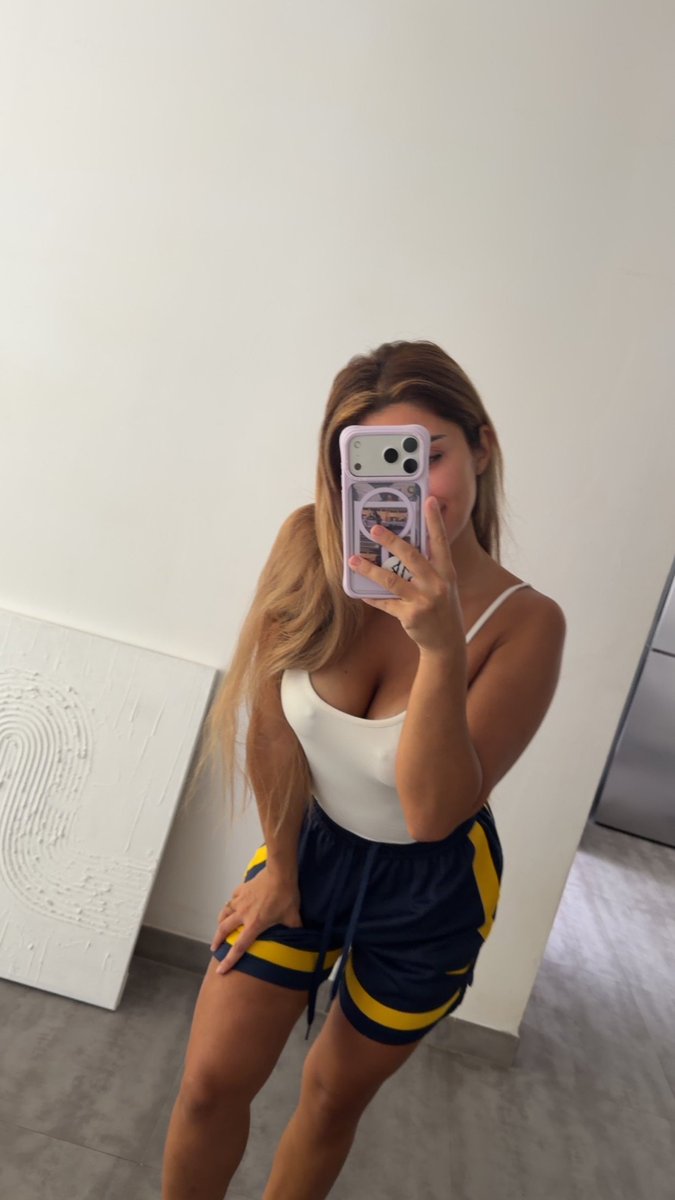 GooningParadis's tweet photo. Julia régale ces derniers temps 🤭. Regardez-moi ces jolies tétons durs qui pointent 🫦. 
Ces photos ont déjà eu raison de certains d'entre vous. https://t.co/FpJZJ6fGcP