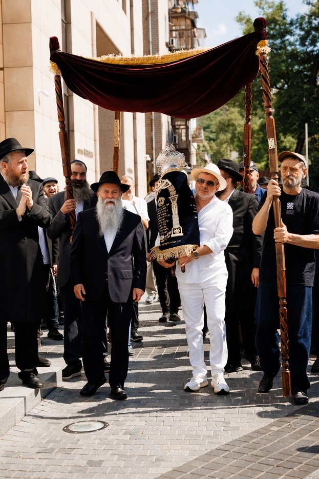 FJCU's tweet photo. Dnipro Jewish Community Presents a New #TorahScroll to the Jewish Community of Vinnytsia https://t.co/fODq5fwRx6
