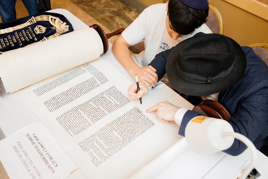 FJCU's tweet photo. Dnipro Jewish Community Presents a New #TorahScroll to the Jewish Community of Vinnytsia https://t.co/fODq5fwRx6