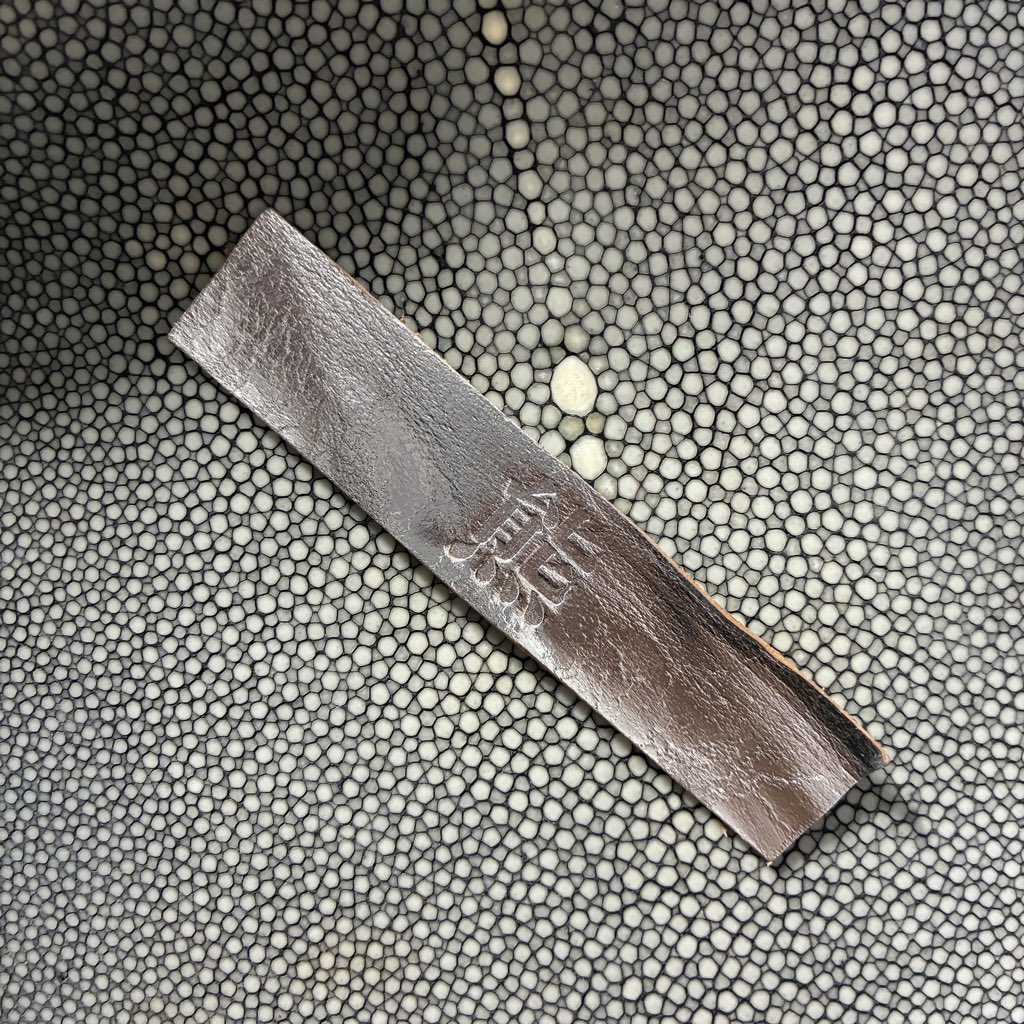NTLeather's tweet photo. バリードさん(@varied4203)のところの銀箔鹿革に刻印を試してみています。
積層キーホルダーにして、推しのグループの名入れを刻印したら、銀テープ感が出ると思うのだけど、空を飛んだものでないとダメかな。
#推し活 #銀テ #鹿革 #ジビエレザー #銀 #シルバー #刻印 #ハンドメイド #名入れ https://t.co/VlOFKD8KuG