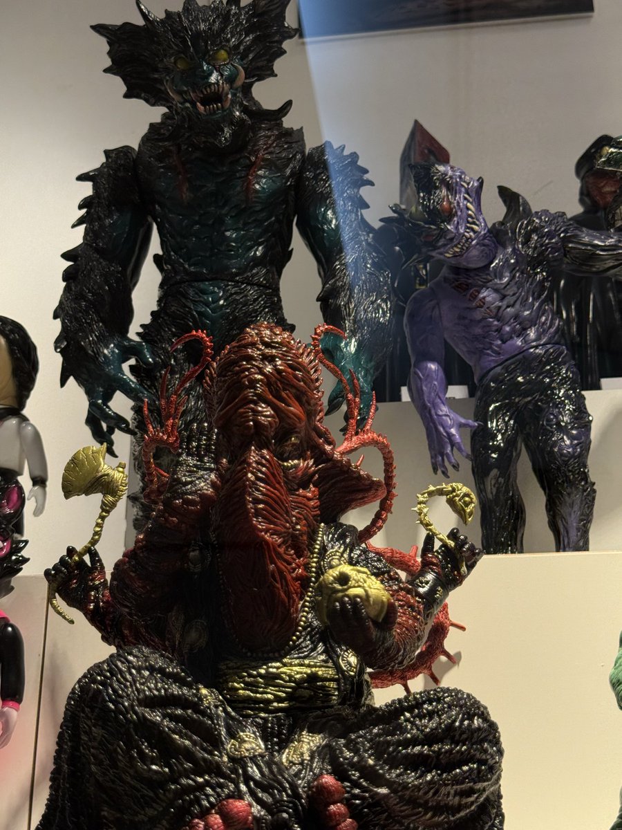 kurage690690's tweet photo. 河口湖で過ごした一日は、まさに大人の修学旅行。
圧巻の闇玩具展示に心を奪われ、BBQでは笑顔が絶えず、暗黒民の皆さんとの交流も本当に楽しい時間でした。
皆さんの細やかな気配りや温かいお心遣いにも感謝しております。ありがとうございました🙇
#暗黒エンターテイメント
#河口湖おもちゃ博物館 https://t.co/QnUbyL39um