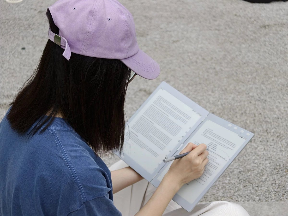 stufflistings's tweet photo. A foldable notebook with two separate e-ink screens, so you can read on one side and write on the other at the same time.

The InkLeaf... https://t.co/9Qo1UAwRl3