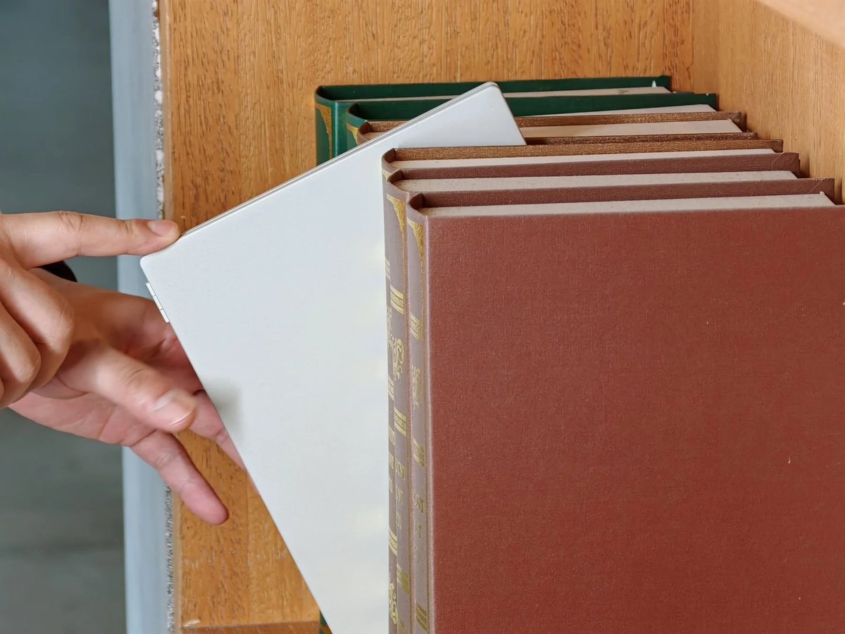 stufflistings's tweet photo. A foldable notebook with two separate e-ink screens, so you can read on one side and write on the other at the same time.

The InkLeaf... https://t.co/9Qo1UAwRl3