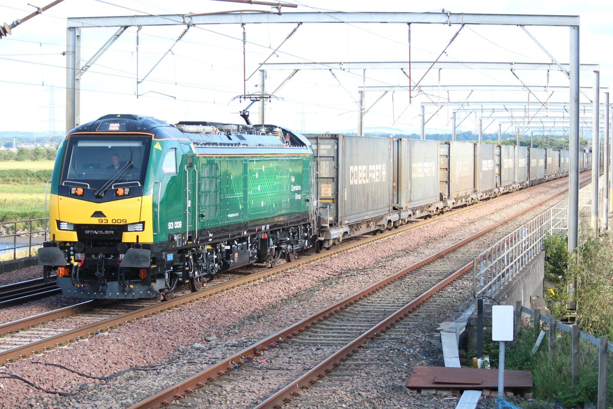 DRSgovuk's tweet photo. Yesterday, we began a new operational trial using a Class 93 locomotive on our intermodal services between Daventry and Coatbridge.
This is the first time we've operated a C93 in service and, over the next two weeks, we'll be assessing its performance.
Image credit: Sam Dixon https://t.co/K2fFKYxnFS