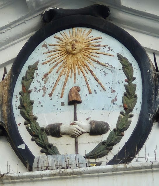 HeraldicaArg's tweet photo. Escudo de Catamarca en la Escuela Rivadavia - Belgrano de la ciudad de Catamarca
https://t.co/htX0puyFHB https://t.co/NCk16B4q11