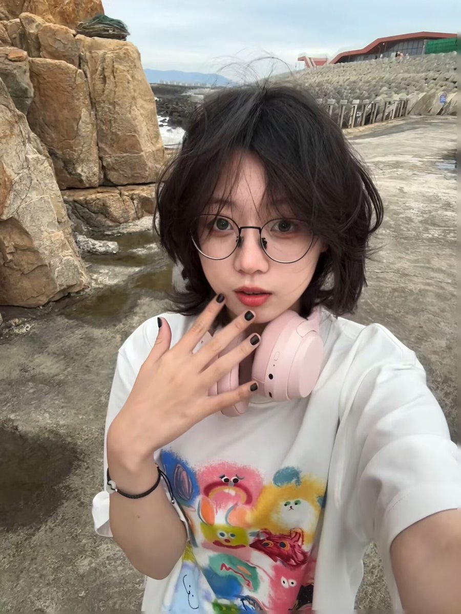 Anna1455127's tweet photo. 在海边 #短发 #眼镜 https://t.co/zinBrSEAu5