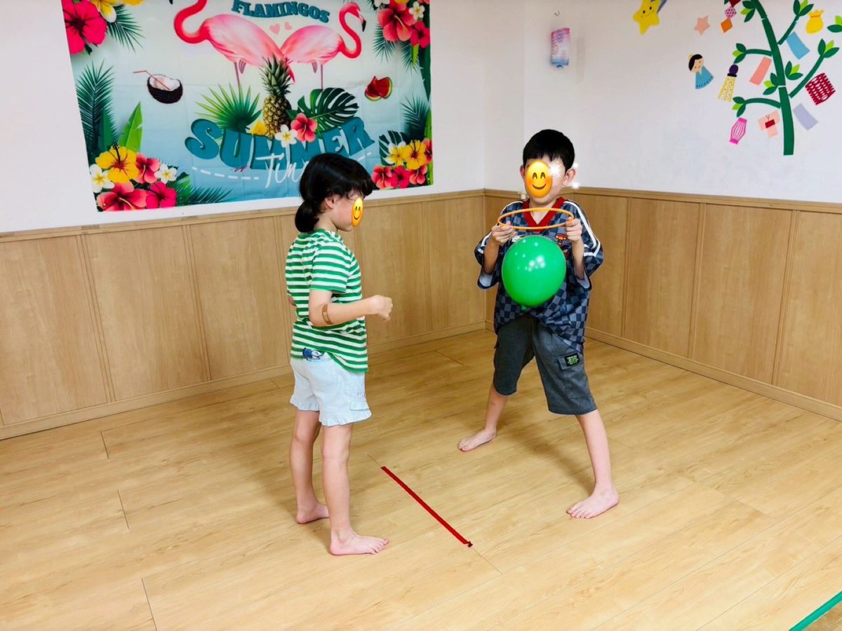 firstdream_21's tweet photo. 🧑🏻‍🦱浅草橋教室🧒🏻
2026.7.13(月)
『風船キャッチ』
お友達が飛ばした風船をキャッチするゲームをしました🎈
ふわふわした風船の落下地点を予測して風船をキャッチできるか❗楽しんで身体を動かす事ができました😊

▽ファーストシーンドリームの詳細はこちら！
https://t.co/694S4VXsDC

#放デイ #室内 https://t.co/vsaJzm2ER4