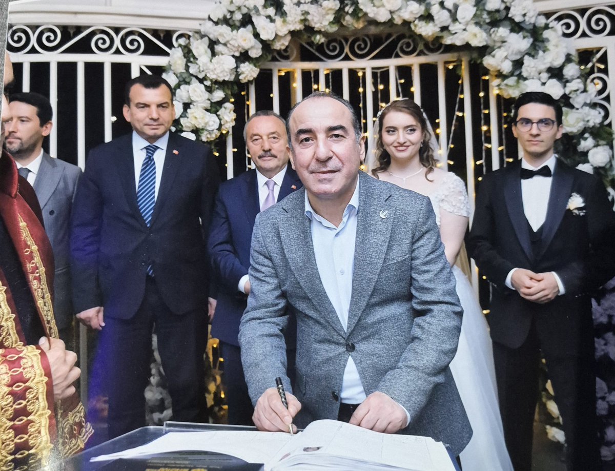 halilibrahimece's tweet photo. İBB Meclisi Büyük Birlik Partisi Grup Başkan Vekili Sayın Dursun Çağlayan, Yeniden Refah Partisi MKYK Üyesi Sayın Orhan Çağlayan ve Kazım Çağlayan'ın yeğeni, Ahmet Çağlayan'ın kıymetli kızı Kübra ile Gökhan kardeşimizin nikâh merasimine katılarak bu mutlu günlerine şahitlik ettik.
Rabbim, Kübra ve Gökhan çiftimize bir ömür boyu sağlık, huzur, bereket ve mutluluk içerisinde iki cihan saadeti nasip eylesin. Kendilerini ve kıymetli ailelerini gönülden tebrik ediyorum.