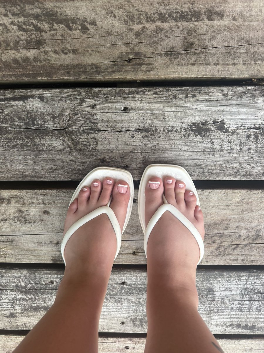 EmberRose2000x's tweet photo. fresh manicure to send my foot freaks crazy 

foot fetish findom sph joi cuck chastity https://t.co/RGxMjB8zFq