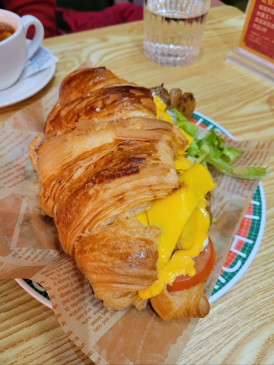 Greencupcup's tweet photo. Just pulled the flakiest homemade croissants out of the oven—warm, buttery, and topped with a sprinkle of sea salt. Perfect lazy Sunday win ， https://t.co/c1Te7Eu5fK