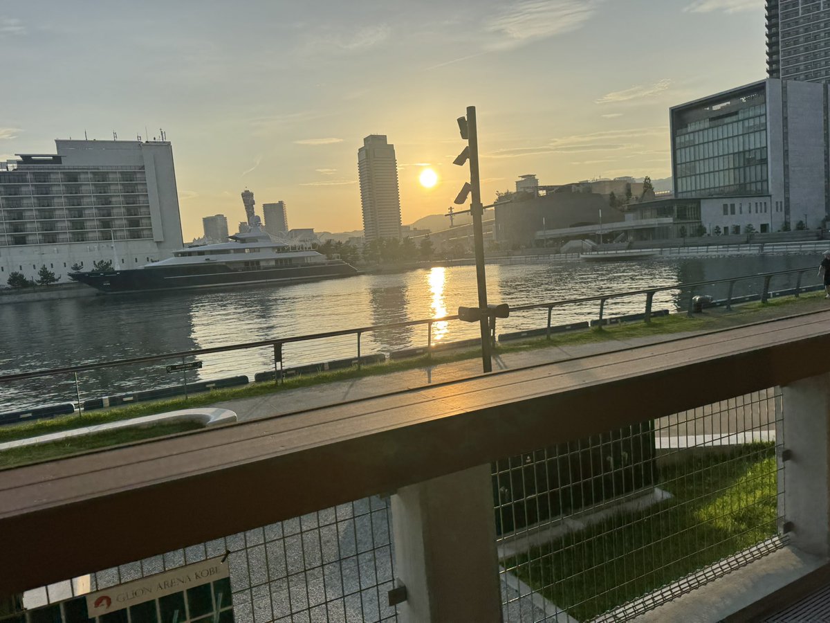 ライ tweet media