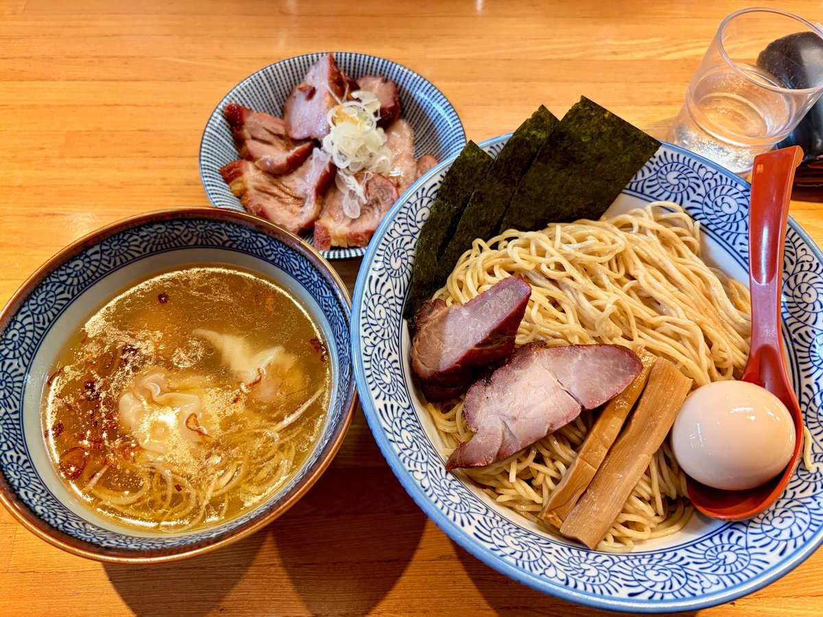 peta_dekamaguro's tweet photo. 支那そば　なかじま@高崎

塩特製つけそば　大盛　
焼豚皿

今日の一杯

こんな蒸し暑い日は
つけそばだよな💦

海老香る麺の旨さを
引き立てるつけ汁に
風味歯切れの良い自家製麺
麺が主役の一杯🍜
うますぎた😋
ご馳走様でした！ https://t.co/AISJ0ysZS9