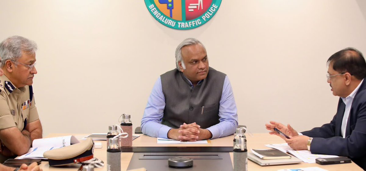 PriyankKharge's tweet photo. ಜಾಗತಿಕ ಮಟ್ಟದಲ್ಲಿ ಟೆಕ್ನಾಲಜಿ ಹಬ್ ಎಂದು ಗುರುತಿಸಿಕೊಂಡಿರುವ ಬೆಂಗಳೂರು ಸರ್ವ ರೀತಿಯಲ್ಲೂ ಅತ್ಯಂತ ವೇಗವಾಗಿ ಬೆಳೆಯುತ್ತಿರುವ ನಗರವಾಗಿದೆ, ಜಾಗತಿಕ ಕಂಪೆನಿಗಳು ಬೆಂಗಳೂರನ್ನು ತಮ್ಮ ಆದ್ಯತೆಯ ಆಯ್ಕೆಯಾಗಿ ಮಾಡಿಕೊಳ್ಳುತ್ತಿರುವ ಈ ಹೊತ್ತಿನಲ್ಲಿ ಮತ್ತು ಬೆಂಗಳೂರಿನ ಬಹು ಆಯಾಮದ ಬೆಳವಣಿಗೆಯಲ್ಲಿ ವಾಹನ ದಟ್ಟಣೆಯ ಬೆಳವಣಿಯೂ ಒಂದು.
ಬೇರೆಲ್ಲ ವಲಯದ ಬೆಳವಣಿಗೆಯು ಹೆಮ್ಮೆಪಡುವಂತಿದ್ದರೆ, ವಾಹನ ದಟ್ಟಣೆಯ ಬೆಳವಣಿಗೆ ಆತಂಕಪಡುವಂತಹದ್ದು.

ಬೆಂಗಳೂರಿನ ಟ್ರಾಫಿಕ್ ನಿರ್ವಹಣೆಯಲ್ಲಿ ಕೈಗೊಳ್ಳಬಹುದಾದ ಸುಧಾರಣೆಗಳ ಕುರಿತು ಹಿರಿಯ ಪೊಲೀಸ್ ಅಧಿಕಾರಿಗಳೊಂದಿಗೆ ಸಭೆ ನಡೆಸಲಾಯಿತು.

ಟ್ರಾಫಿಕ್ ಸಮಸ್ಯೆಯ ಮೂಲಭೂತ ಕಾರಣಗಳನ್ನು ಗುರುತಿಸುವುದರೊಂದಿಗೆ ಕಾಲಕಾಲಕ್ಕೆ ಸುಧಾರಣಾ ಕ್ರಮಗಳ ಉನ್ನತಿಕರಣವೂ ಅತ್ಯಗತ್ಯ.

- ದೇಶದ ಇತರ ನಗರಗಳಲ್ಲಿನ ಟ್ರಾಫಿಕ್ ನಿರ್ವಹಣೆಯ ಮಾದರಿಗಳನ್ನು ಅಧ್ಯಯನ ಮಾಡುವುದರೊಂದಿಗೆ, ಇತರ ದೇಶಗಳಲ್ಲಿನ ಟ್ರಾಫಿಕ್ ನಿರ್ವಹಣೆಯ ಮಾದರಿಗಳನ್ನೂ ಸಹ ಅಧ್ಯಯನ ನಡೆಸಿ ಅಳವಡಿಸಿಕೊಳ್ಳುವ ಕುರಿತು ಸಭೆಯಲ್ಲಿ ಚಿಂತನೆ ನಡೆಸಲಾಯಿತು.

- "ಅರ್ಬನ್ ಮೊಬಿಲಿಟಿ ಮಿಷನ್" ಅನುಷ್ಠಾನದ ಕುರಿತು ಕ್ರಮ ವಹಿಸಬೇಕು, ಟ್ರಾಫಿಕ್ ಸಮಸ್ಯೆಗೆ ಪರಿಹಾರ ಕಂಡುಕೊಳ್ಳುವಲ್ಲಿ ಈ ಕಾರ್ಯಕ್ರಮವು ಪರಿಣಾಮಕಾರಿಯಾಗಿ ಕೆಲಸ ಮಾಡಬೇಕು.

- ಹೆಚ್ಚಿನ ಆರ್ಥಿಕ ಚಟುವಟಿಕೆ ನಡೆಯುವ ಪ್ರದೇಶಗಳಲ್ಲಿ ಮತ್ತು ಹೆಚ್ಚಿನ ಉದ್ಯೋಗ ಸೃಜನೆಯಾಗುವ ಪ್ರದೇಶಗಳಲ್ಲಿ ವಾಹನ ದಟ್ಟಣೆ ಹೆಚ್ಚಿರುತ್ತದೆ, ಈ ಪ್ರದೇಶಗಳ ಸಂಚಾರ ಸುಧಾರಣೆಗೆ ಕ್ರಮ ವಹಿಸಬೇಕು.

- ಸುಗಮ ಸಂಚಾರಕ್ಕೆ ಸಮಸ್ಯೆಯಾಗುತ್ತಿರುವ ರಸ್ತೆ ಮದ್ಯದಲ್ಲಿನ ವಿದ್ಯುತ್ ಕಂಬಗಳು ಹಾಗೂ ಇನ್ನಿತರ ಅಡಚಣೆಗಳ ನಿವಾರಣೆಗೆ ಸಂಬಂಧಿಸಿದ ಇಲಾಖೆಗಳೊಂದಿಗೆ ಸಮನ್ವಯತೆ ಸಾಧಿಸಬೇಕು.

- ಸಾರಿಗೆ ಇಲಾಖೆ, ಬೆಂಗಳೂರು ನಗರಾಭಿವೃದ್ಧಿ ಇಲಾಖೆ, ಅರಣ್ಯ ಇಲಾಖೆ ಸೇರಿದಂತೆ ಟ್ರಾಫಿಕ್ ಸಮಸ್ಯೆಯ ಸುಧಾರಣೆಗೆ ಅಗತ್ಯವಿರುವ ಯಾವುದೇ ಇಲಾಖೆಗಳೊಂದಿಗೆ ಸಮನ್ವಯತೆ ಮತ್ತು ಸಹಕಾರದೊಂದಿಗೆ ಕೆಲಸ ಮಾಡಬೇಕು.
ಈ ಮೇಲಿನ ವಿಷಯಗಳ ಕುರಿತು ಅಧಿಕಾರಿಗಳೊಂದಿಗೆ ಚರ್ಚಿಸಿ, ಮುಂದಿನ ಕ್ರಮಗಳಿಗೆ ಸೂಚಿಸಲಾಯಿತು.