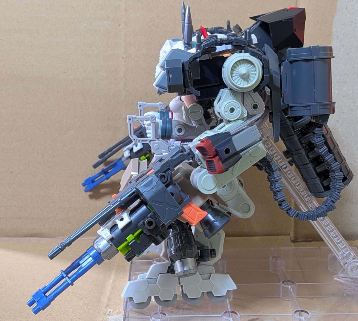 SANandGON's tweet photo. アームの形状を元に戻して、足をFAレヴァナントアイに、足の後ろにジョイントセットDとエクステンドアームズ3を使用して、同じくエクステンドアームズ3のグライフェンの足を移植して足を装飾しました。少しだけ背が高くなったけど、腕が重くて腕が下がりがちになっています。#メガミデバイス #制作途中 https://t.co/VbmS6qxZtM