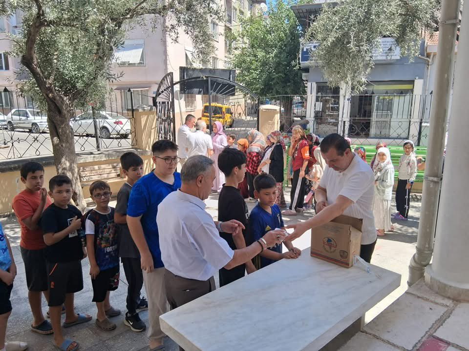 aydinakparti's tweet photo. 📍Ak Mescit Camii

Efeler İlçemizde düzenlenen  Yaz Kur'an kurslarında  eğitim gören öğrencilerimize Efeler İlçe Başkanlığımız tarafından düzenlenen dondurma hayrımızı, İlçe Başkanımız Sn. Oğuz Kendirlioğlu, ve yönetim kurulu üyelerimizin katılımı ile  gerçekleştirdik. https://t.co/0e4VKQmIBm