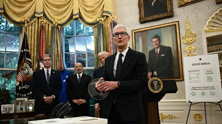 HeddaMacDonald5's tweet photo. Two chip giants sign over $30 billion U.S. chip supply agreement, expanding partnership in semiconductor sector...https://t.co/kTRrSgP0KY
#Apple #Broadcom #Semiconductor #ChipSupplyChain #ASIC #CustomSilicon #AIChip #SemiconductorIndustry #USSemiconductor #ChipManufacturing https://t.co/7RCqw38ub9