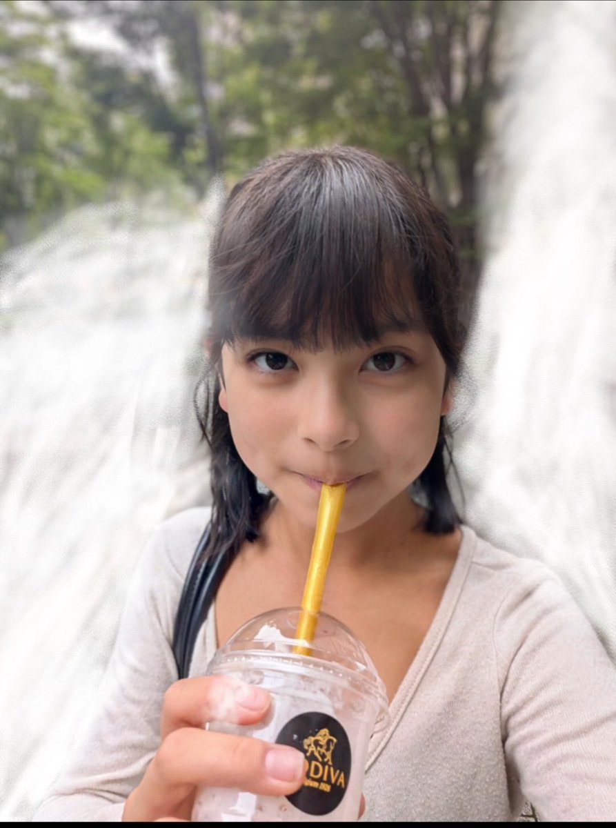 yliliyna's tweet photo. GODIVAのショコリキサー🍫飲んできた🎀👑
めちゃくちゃ美味しかった😭🥹

私は今、中一ミスコンに参加しています🫧🍀
なので！3次審査がスタート…のポストのリポスト、Xでの投票など、お願いしたいです…💖
ほんっっとにお願いしますっ🔥
#中一ミスコン https://t.co/kuBxbHXbfw