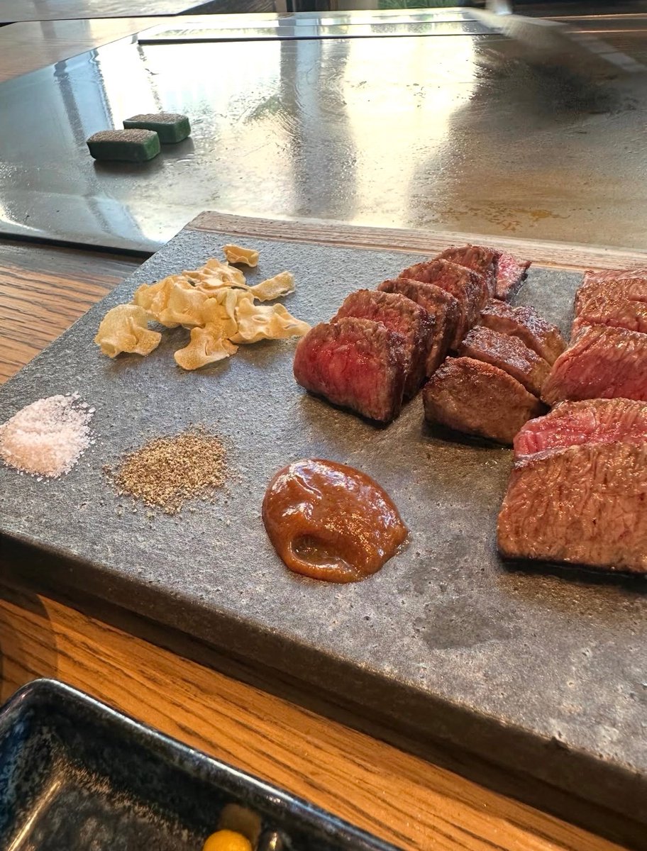 hiro1980628's tweet photo. 肉の旨みをダイレクトに味わえる神戸牛ステーキ。絶妙な焼き加減で、塩・胡椒・特製だれ・香ばしいにんにくチップと一緒に味わえば、ひと口ごとに違った美味しさ。柔らかいのに脂が重くなくてペロっといける。
🏠神戸牛ステーキ 村かみ 
📍グランフロント大阪南館8F https://t.co/p1iqWPpwWi