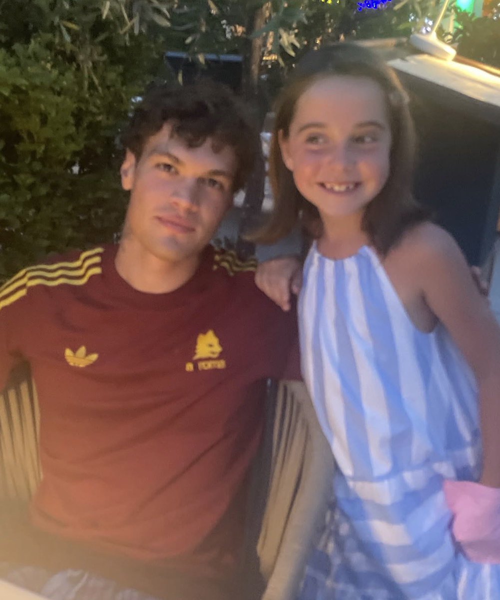 BlancoSvizzera's tweet photo. 📲| Ieri sera due piccole bimbe hanno incontrato Blanco a Ibiza ❤️ lui adora le sue piccole fan🥰 https://t.co/1PY0pagdVM