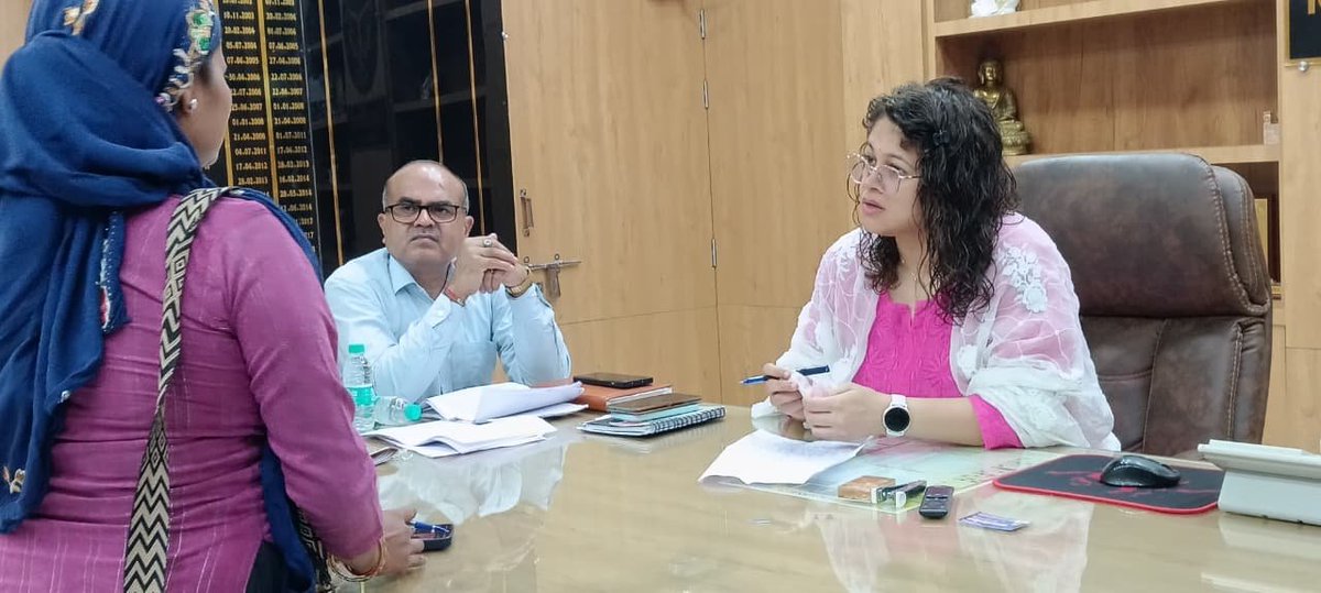 DMmahoba's tweet photo. #जनता_दर्शन  में  जनसामान्य की शिकायतों की सुनवाई कर संबंधित अधिकारियों को त्वरित, समयबद्ध एवं गुणवत्तापूर्ण निस्तारण  करने हेतु निर्देशित किया। 
@UPGovt  @CMOfficeUP @MoRD_GoI @NagarVikas_UP @UpRuralDev @InfoDeptUP @BoardofRevenue @jaljeevan_ @DoWRRDGR_MoJS @uppanchayatiraj @Uppolice @mahobapolice @upagriculture @Commbanda1997 @jansunwai_up