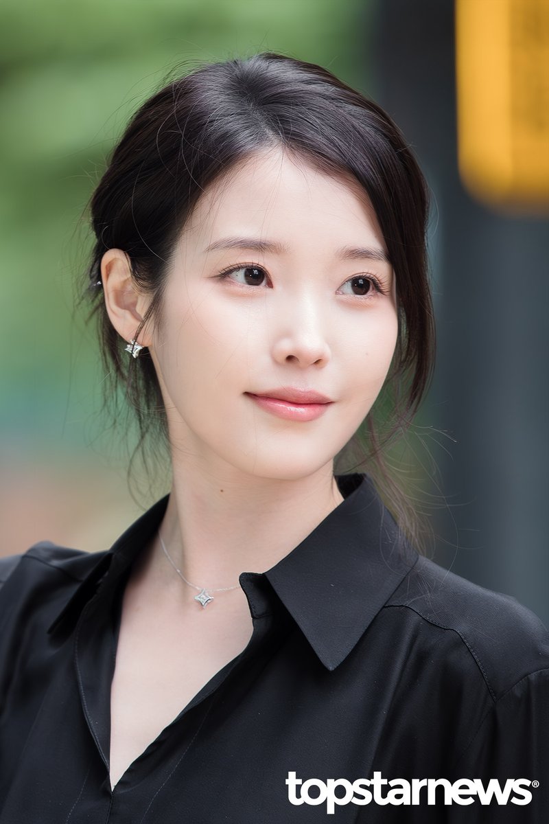 chatshirelore's tweet photo. Jung Hoyeon: “If I can naturally pursue both (acting &amp; modeling), I don't think there's a need to draw a line. Just look at #IU sbn, she’s built a brilliant career in both music &amp; acting. Seeing a senior like her gives me the drive to carve my own path.”

https://t.co/J7KcyRAvii https://t.co/O100leSt2Y