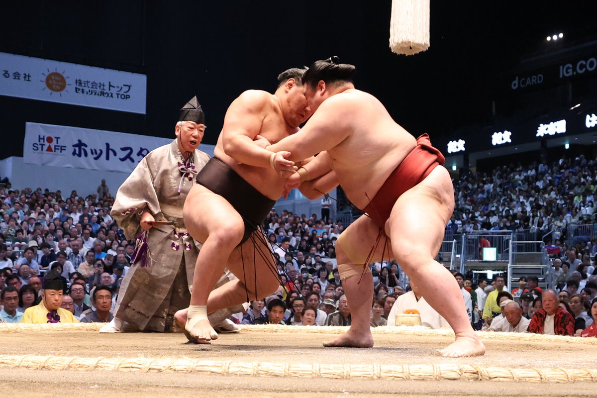 sumokyokai's tweet photo. ＜二日目の様子＞
幕内取組
豊昇龍（2勝）　掬い投げ　隆の勝（2敗）
#sumo #相撲 #名古屋場所 https://t.co/QEhlJkv5mY