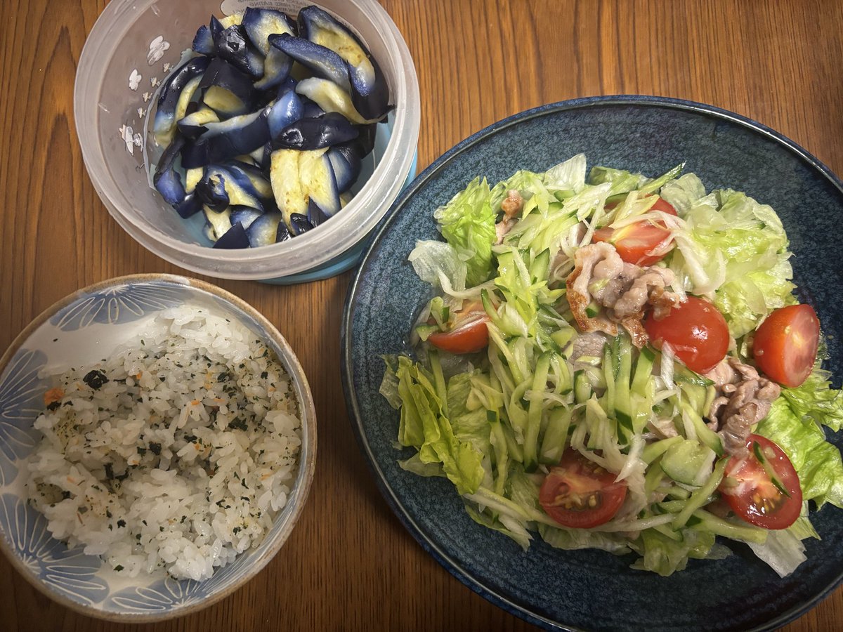 mmtr992love's tweet photo. スーパーの試食で教えてもらったレシピで、夕飯は豚肉と野菜の南蛮漬け😋ご飯は鮭わかめでいこうか（笑） https://t.co/4iFQQikyF5