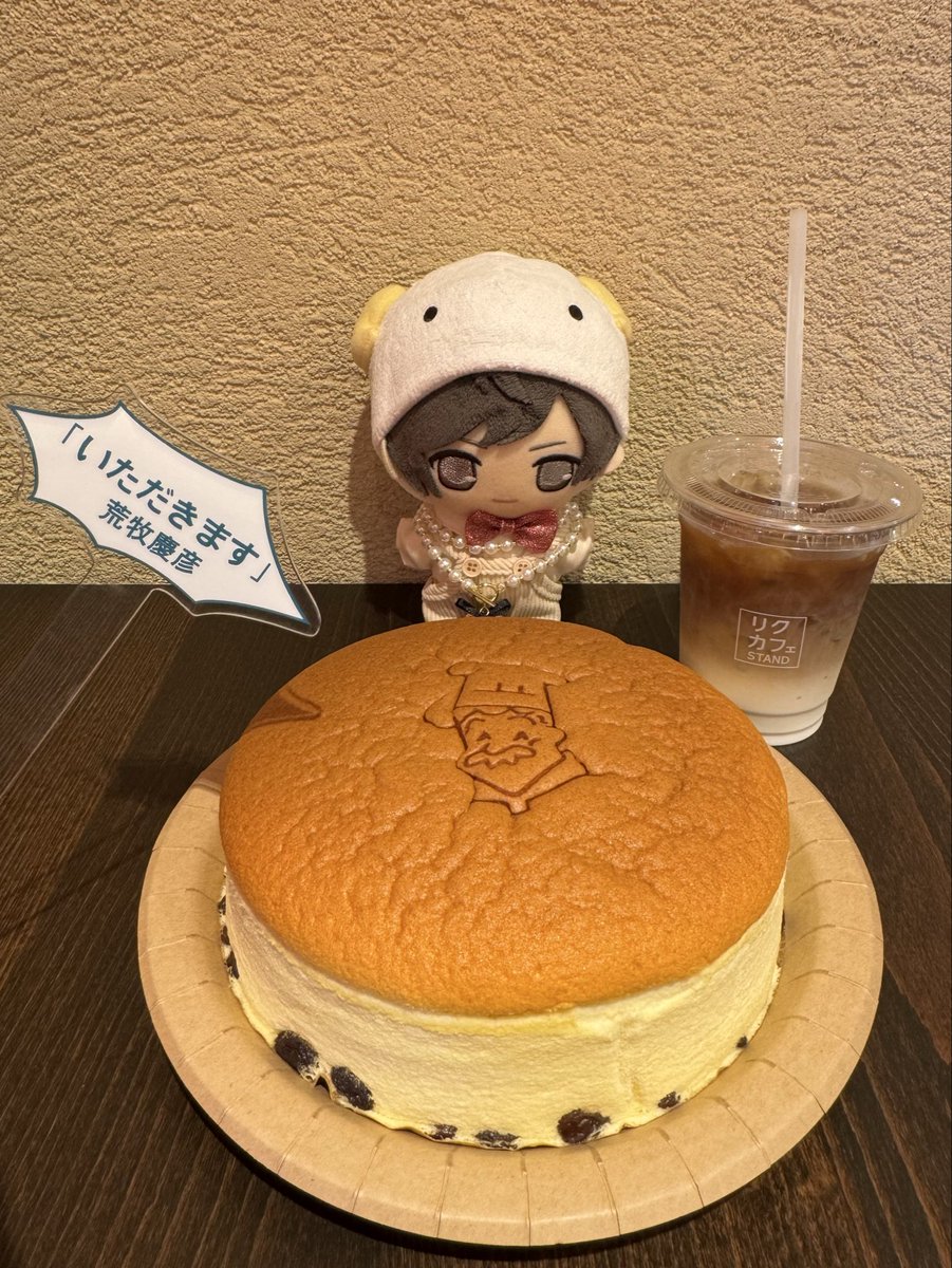 12GTS12's tweet photo. ご覧。りくろーおじさんだよ。

これが有名な焼きたてチーズケーキだよ。

甘さ控えめで焼きたてはシュワっと口の中で溶けていく、冷めたら食感が変わってしっとりふわふわ、大阪名物のとても美味しいチーズケーキだよ。 https://t.co/oZSstCs2nc