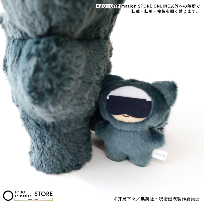 TOHOanimeSTORE's tweet photo. 【#呪術廻戦】

ちょいでかちみけもますこっと #五条悟
数量限定でご予約受付中！

両手に抱えられるちょっと大きめのサイズがポイント！
足の裏までふかふか素材です！
ちみけもますこっとの約3倍の大きさ！！

お届け：2026年9月以降順次

🛒ご予約はこちら
https://t.co/SIg3x7bqAj
#JujutsuKaisen #アニメ呪術廻戦5周年　#TOHOanimationSTOREONLINE