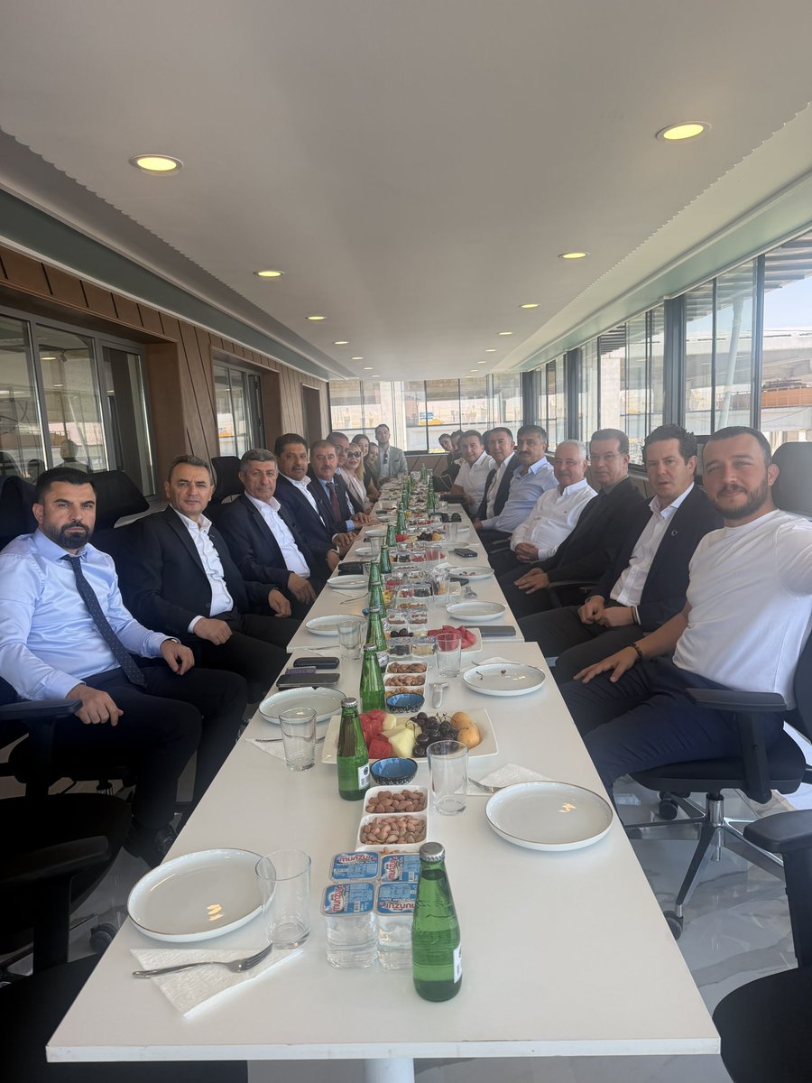 dogusifed_'s tweet photo. @turkonfed Başkanı @Ssonmez01, Bşk.Yrd. @suatciftci89, #DOĞUSİFED Başkanı @MuslumErbayy ve yönetim kurulu üyeleri,#VANOSB’nin önemli sanayi yatırımlarından İlsa Beton YK Başkanı Sn. #FazılKaplan ile bir araya geldi. Görüşmede mevcut durumu &amp; iş birliği fırsatları değerlendirildi. https://t.co/Nk3H261XK7
