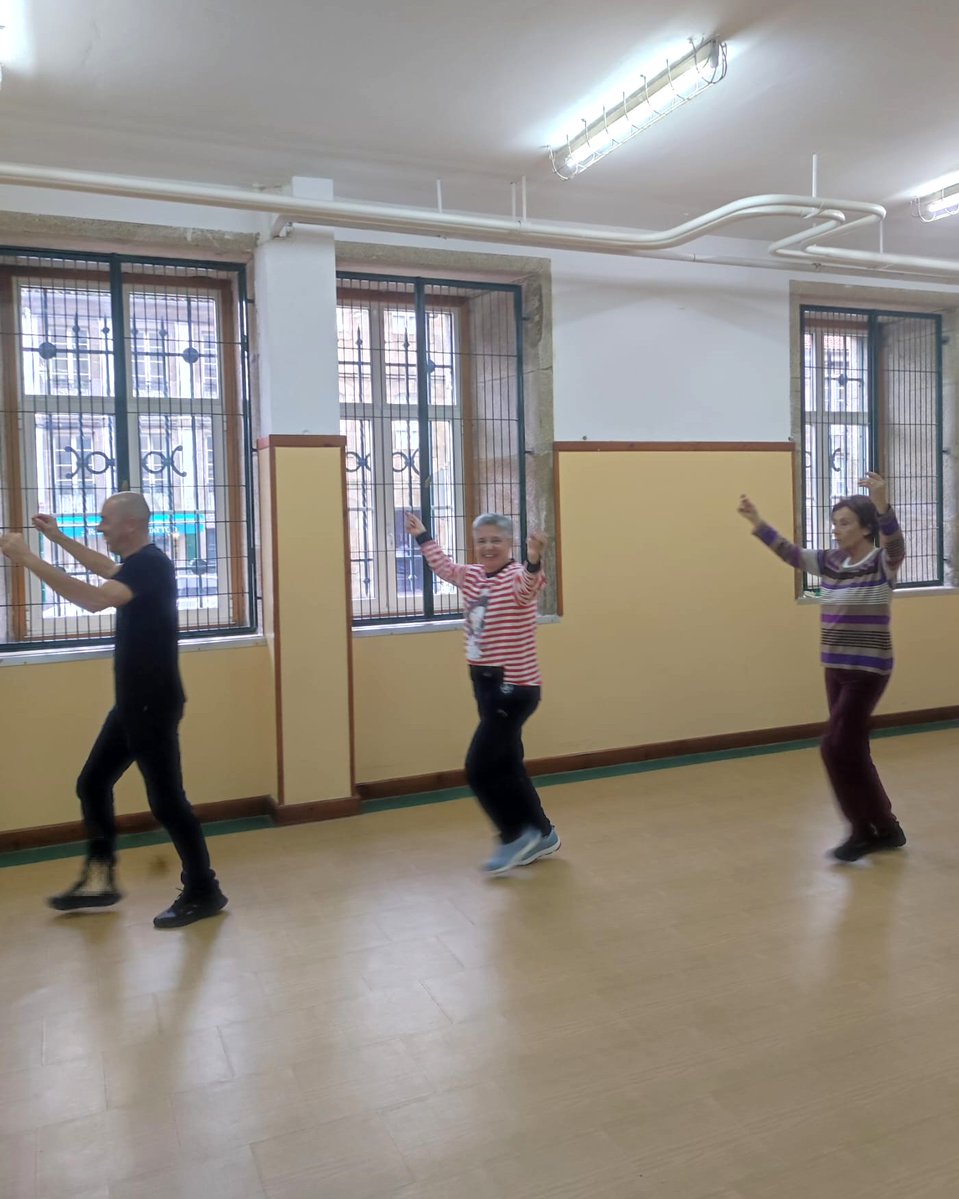 ategal's tweet photo. En el curso 2025/26, el alumnado de Ategal Santiago tuvo la oportunidad de aprender baile gallego. 🩵🤍

👉 Si también te quieres unir a este tipo de actividades, anímate a conocernos. Podrás expandir tus intereses y pasatiempos mientras haces nuevas amistades. https://t.co/UFj6RcMePR