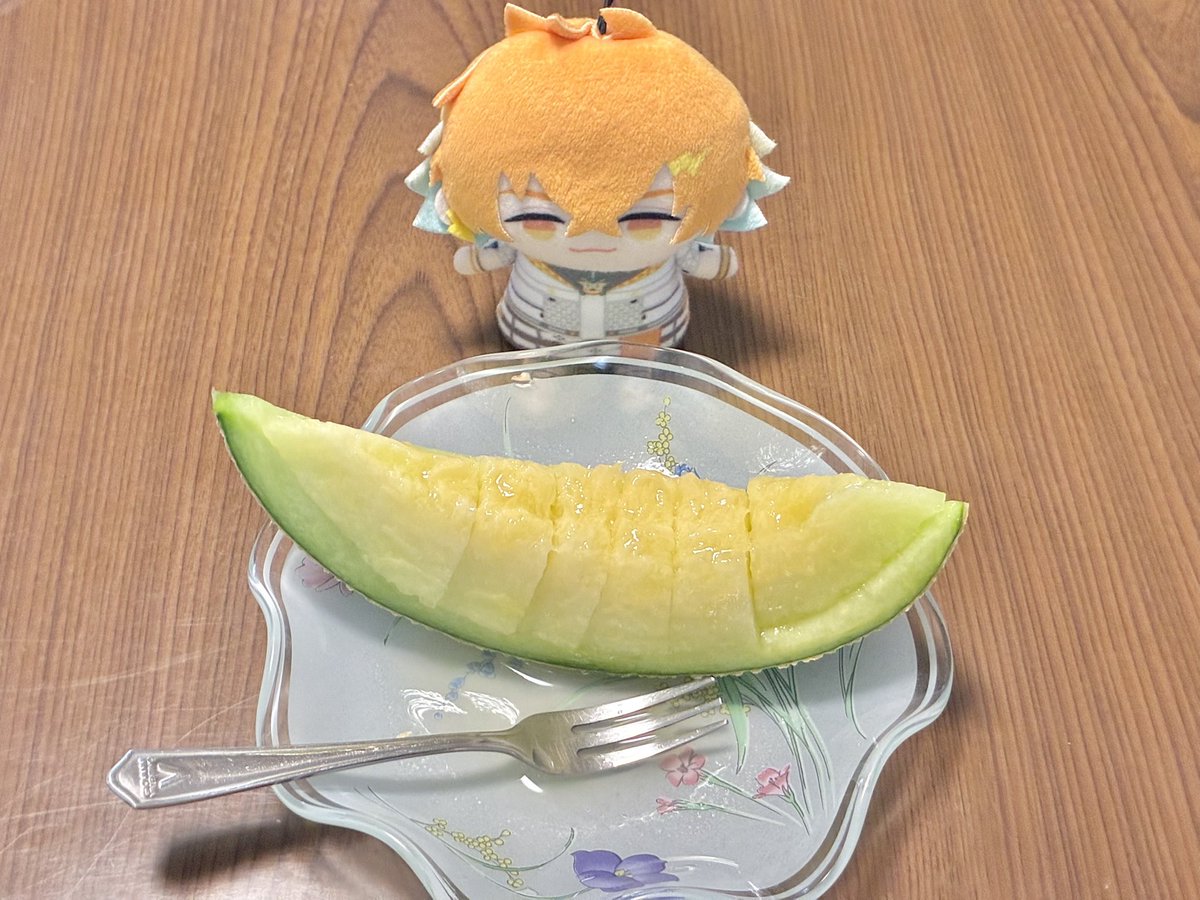 ngya00's tweet photo. 甘やかされて育ったから切り込み入ってないメロン食べるの下手くそ過ぎて切り込み入れてもらったよ
間違い探しみたいだね🍈(2枚目は2切れめ) https://t.co/DaA2XvnirB