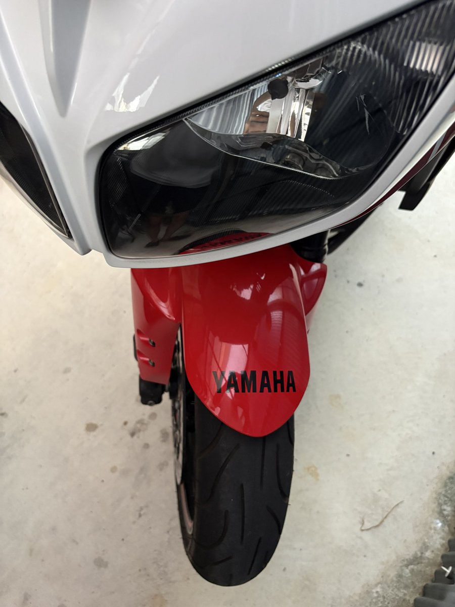 EM_FZ1's tweet photo. フロントフェンダーにYAMAHAのステッカー貼りたくて、CUT‼︎
綺麗に貼れたんじゃない？？ https://t.co/8ehgFcDC4U
