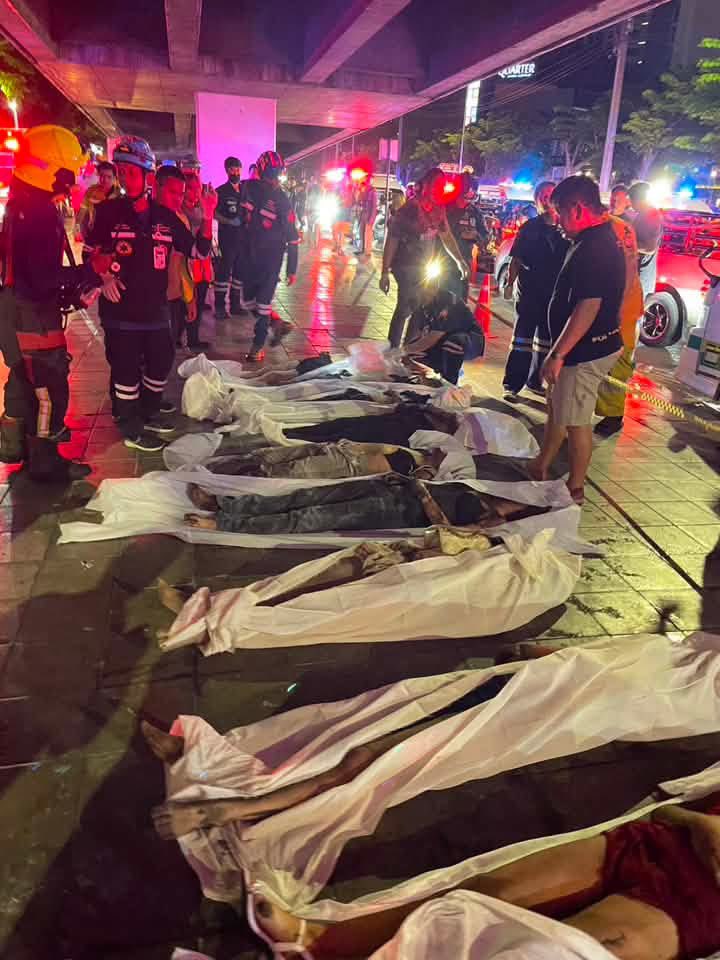 Mirha1206's tweet photo. 🚨 SENSITIVE VIDEO/ FOOTAGE:

Footage shows the aftermath of the massive fire at a popular pub in Bangkok, Thailand, with victims visible at the scene as emergency crews respond.
At least 27 people have been killed and 63 others injured, including 22 in critical condition, according to reports. Authorities are investigating the cause of the fire.
#Bangkok #Thailand #Fire #BreakingNews #Emergency #Rescue #Developing #FireIncident