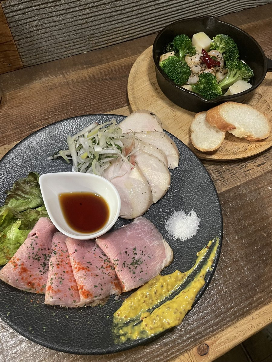 underground_628's tweet photo. 🍴アングラのフード紹介🍴

・お肉2種盛り(蒸し鶏・ローストポーク)
・小海老とタケノコのアヒージョ

お肉は鶏もポークもしっとり🤤
軽めのラガー系もIPAも相性◎

アヒージョは追加バケット必須！
こちらもラガーやIPAはもちろん、酸味があるサワー系とかも合いそう✨ https://t.co/NMN5DnQ1da