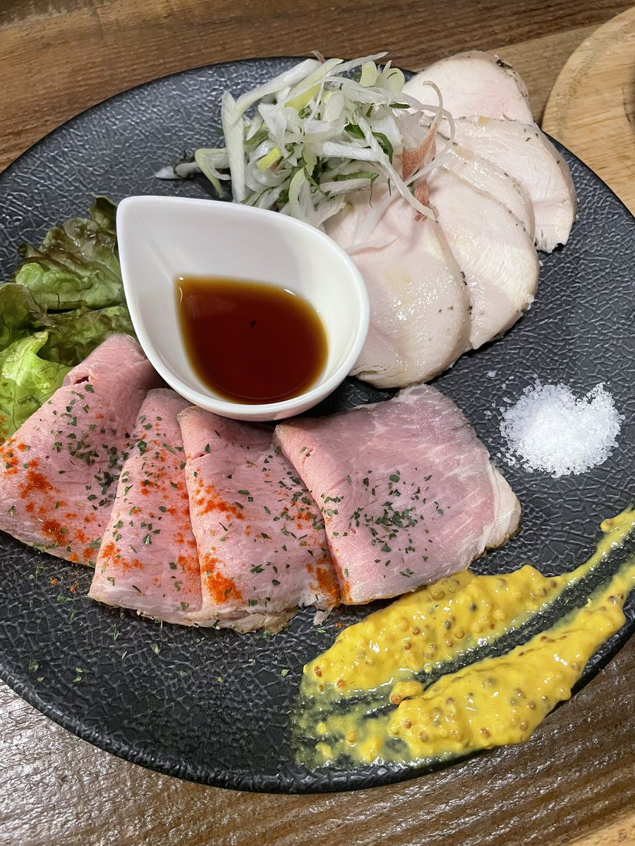 underground_628's tweet photo. 🍴アングラのフード紹介🍴

・お肉2種盛り(蒸し鶏・ローストポーク)
・小海老とタケノコのアヒージョ

お肉は鶏もポークもしっとり🤤
軽めのラガー系もIPAも相性◎

アヒージョは追加バケット必須！
こちらもラガーやIPAはもちろん、酸味があるサワー系とかも合いそう✨ https://t.co/NMN5DnQ1da