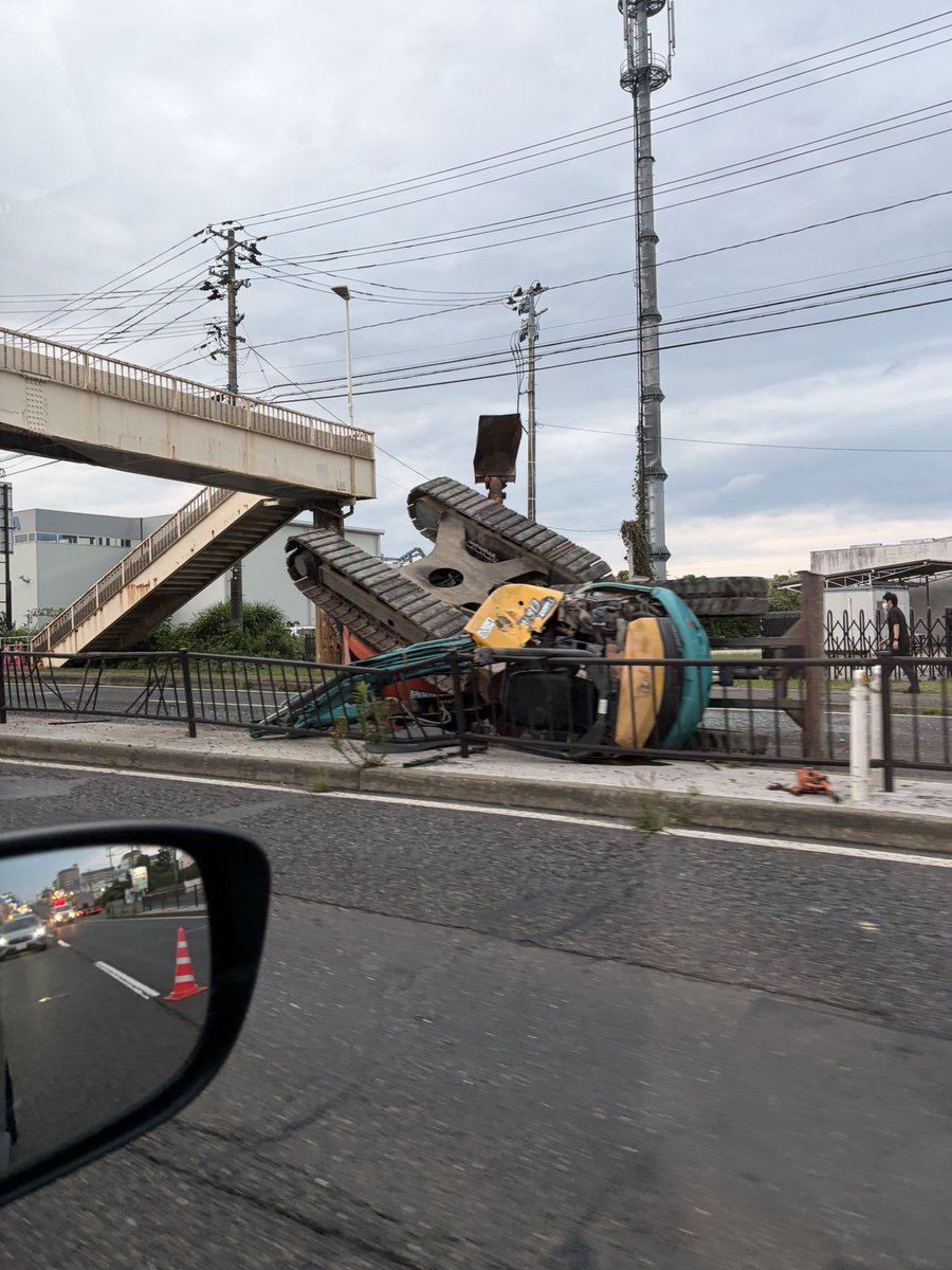Tachipapa_0130's tweet photo. 林精器製造株式会社前（国道4号線上り）にて、ショベルカーを乗せたトラックが、歩道橋にぶつかった単独事故の様です。須賀川市内に入るあたりから渋滞してます。 https://t.co/WAsJJZ3ObB