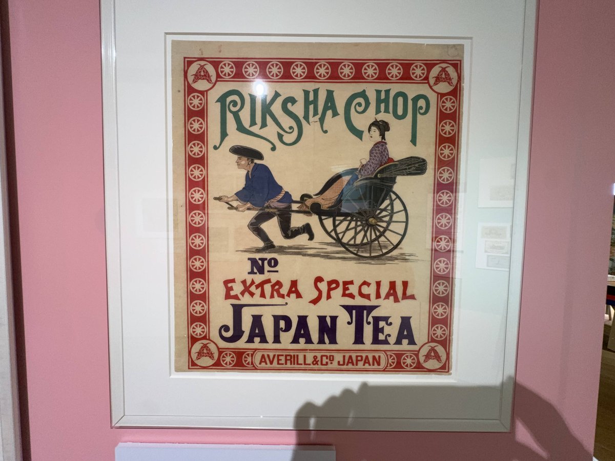 tsykIsi's tweet photo. 「昔、ラベルは広告だった」

茶・生糸・マッチのラベルには、人力車・桜・動物のモチーフが。言語が通じない市場で、視覚的に「日本品質」を伝えるため。今でいうパッケージデザインと広告の役割を、一枚の紙が担っていた。

アドミュージアム東京で「世界を旅した小さなデザイン展」(〜8/29)。 https://t.co/hXxwSSeCOp