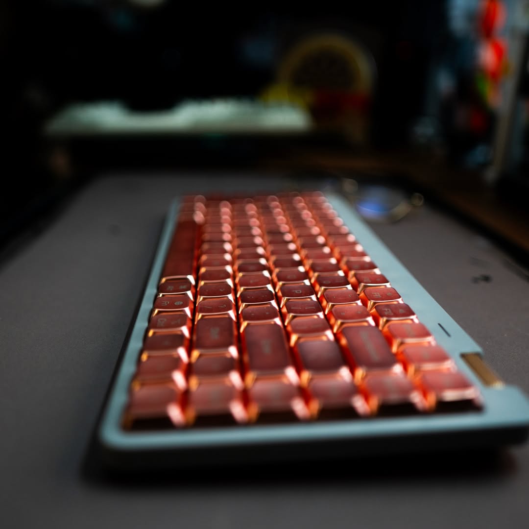 awekeys's tweet photo. Copper hour on my desk. 🧱
#awekeys #awekeysair #satincopper #metalkeycaps #lowprofilekeyboard https://t.co/DK5Fe4fpDz