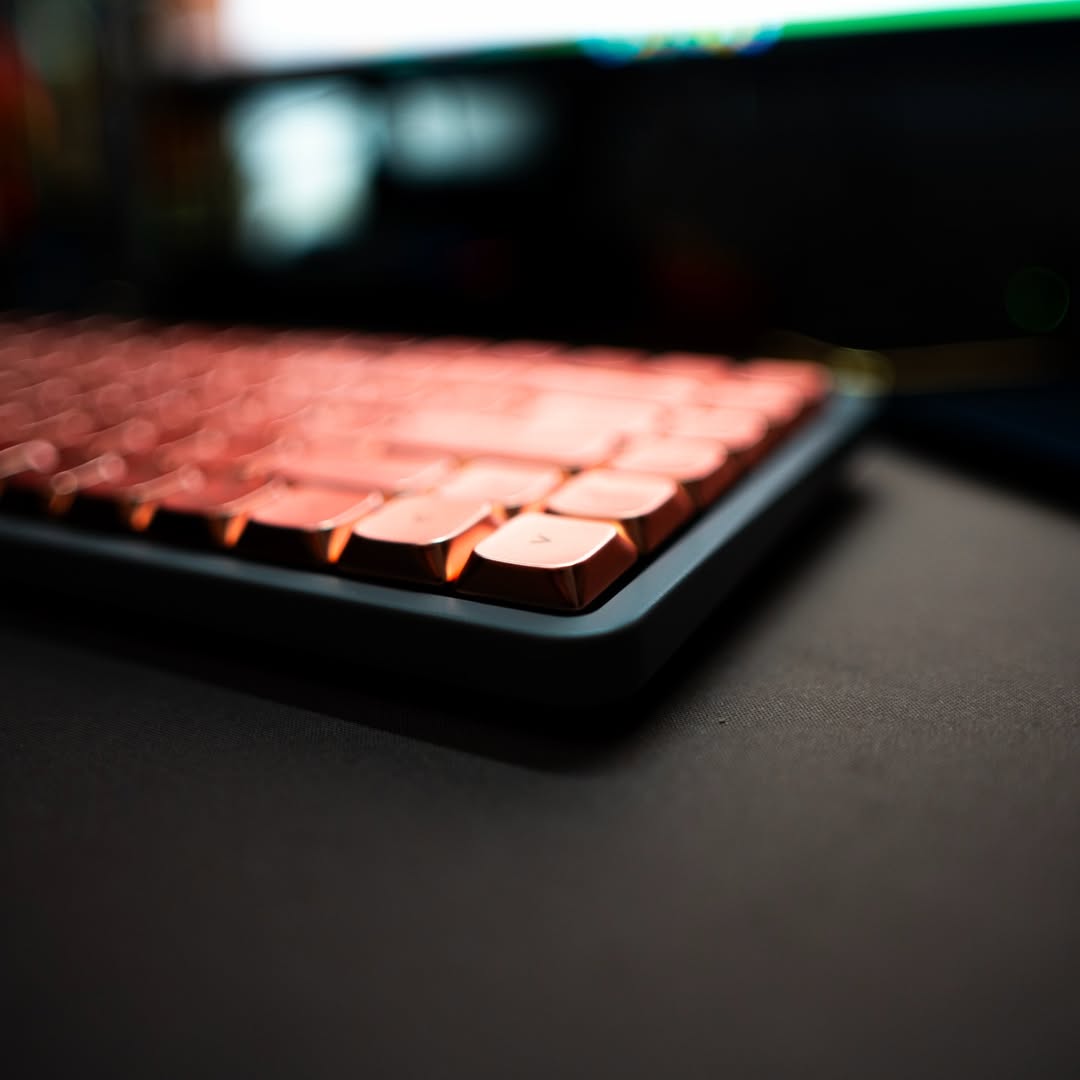 awekeys's tweet photo. Copper hour on my desk. 🧱
#awekeys #awekeysair #satincopper #metalkeycaps #lowprofilekeyboard https://t.co/DK5Fe4fpDz