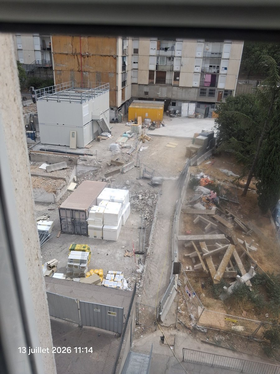 tweetmik's tweet photo. @EmmanuelMacron toujours sous couvert d’habitat du gard même chantier cote plce David Nîmes GCC dit de voir habitat du Gard car GCC chantier fermé, et les autorités laissent faire habitat du Gard.... https://t.co/Anh321KvpZ