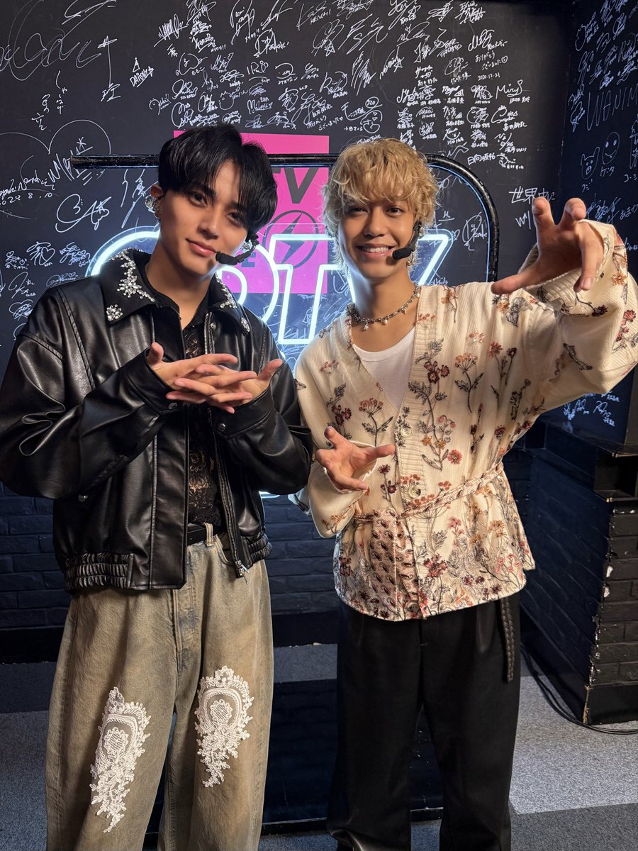 FanKp_info's tweet photo. 🍯このあと19:00✨

『#CDTVライブライブ』で
#KingandPrince の最新曲 「#SoHoney」 をテレビ初披露🎉

夏にぴったりのラブソングをリアルタイムで楽しみましょう🌞🐝

💛🖤 #19時にSoHoneyなまちあわせ

▼予約・詳細
https://t.co/bpmmDch4pO

#PR #永瀬廉 #髙橋海人 https://t.co/yTHy5NWAQY
