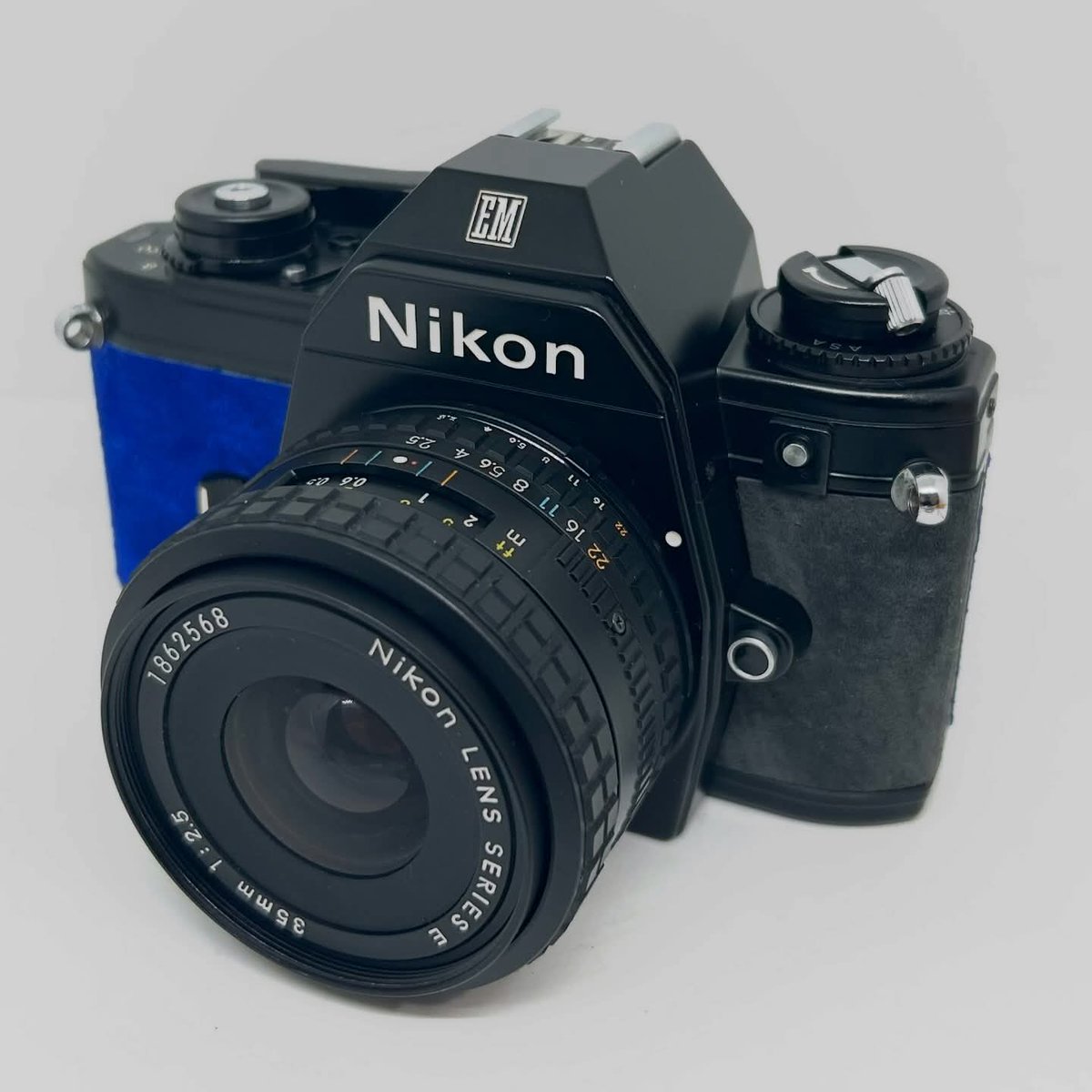 xqb1n3njFEyuat7's tweet photo. NikonEM完成🤗
軽量コンパクトで一眼レフ入門に最適なカメラ✌️
使い勝手の良い35mmレンズ付。

BASE
https://t.co/H9lY6lt0hc

#ごん色カメラ
#リメイクカメラ
#一眼レフカメラ
#NikonEM
#写真好きな人と繋がりたい
#フィルム写真
#フィルムカメラ https://t.co/viBfdpi1iX